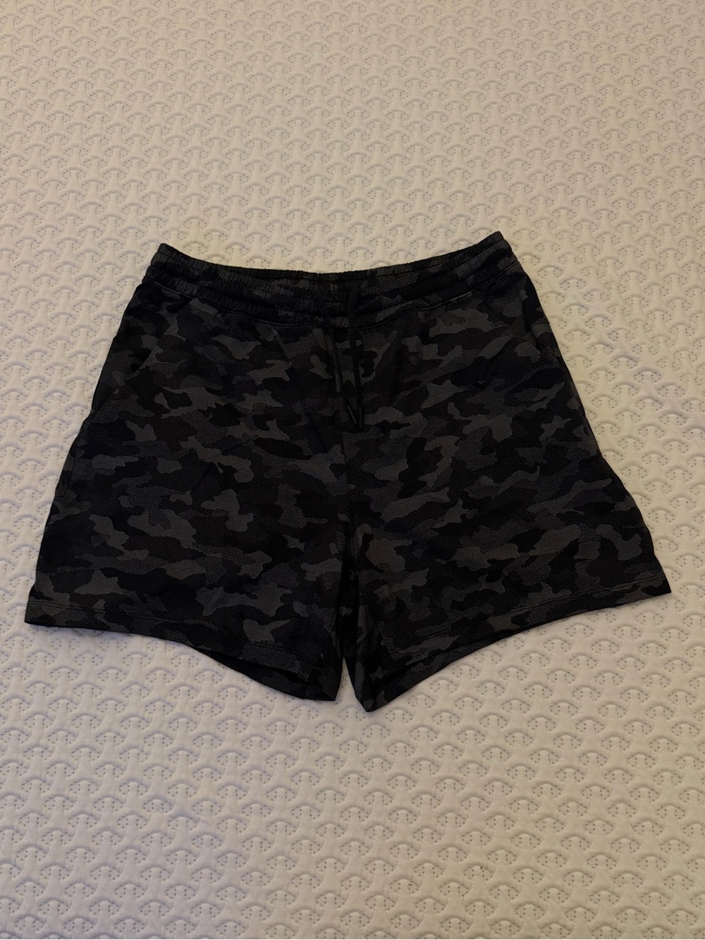 Men's L, Lululemon 5” Pacebreaker Linerless Black Camo Athletic Shorts